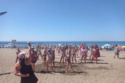Última clase de zumba en la playa con la monitora de Ego Sport Center.