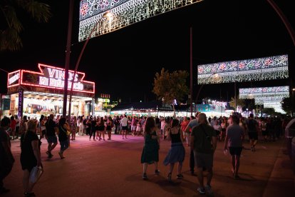 Luces y mucho ambiente en el Recinto Ferial en la primera noche de Feria. 