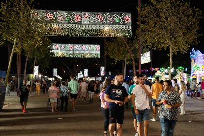 Muchos almerienses acudieron a estrenar la Feria en la primera noche. 