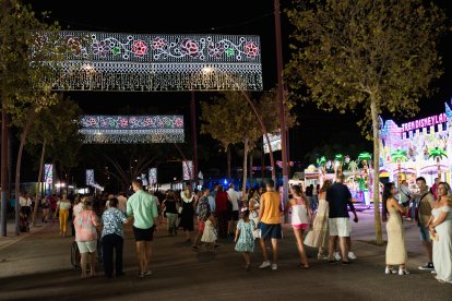 Tras el alumbrado, los almerienses disfrutaron de la primera noche normal de la Feria. 