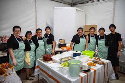 Las mujeres de la hermandad de la Macarena, tras los fogones en El Cañillo. 