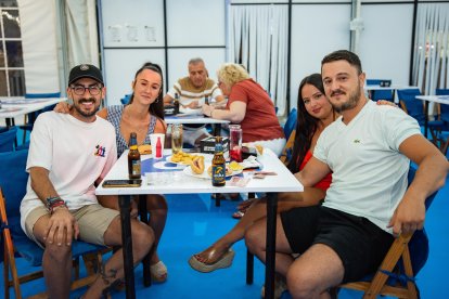 José Martín, Miriam Berbel, Rafael Berbel y Alba González en la caseta del Cañillo.