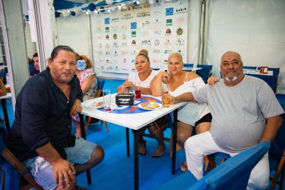 Juan Miguel Fernández, Luisa Salgado, Camen Santiago y Amador Santiago pasando tiempo en familia en la caseta del Cañillo.