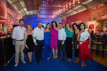 Parte de la corporación municipal, con la alcaldesa en funciones a la cabeza, en la Caseta Municipal. 