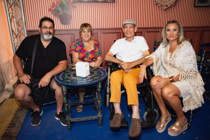 Yolanda, Juan Miguel, Carmen y Manuel pasando un rato agradable en la Caseta Municipal.