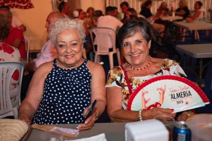 Pilar y Mari Carmen con su abanico muy contentas disfrutando de la noche.
