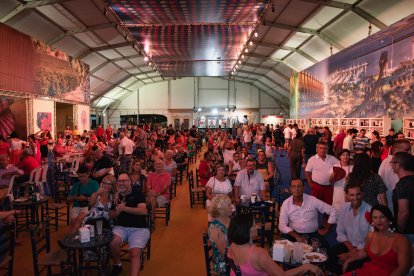 Ambientazo en la Caseta Municipal.