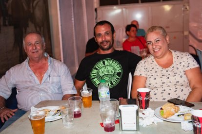 Ángeles, Miguel y Nicolás pasando un entretenido sábado noche.