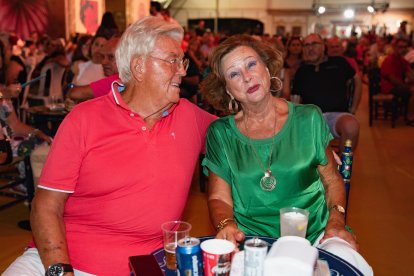 José Martínez y Alicia estaban muy agusto en la Caseta Municipal.