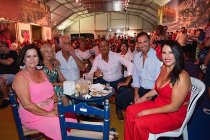 Juani, Lola, Javier, Juan, José y Lola compartieron mesa en una noche muy especial