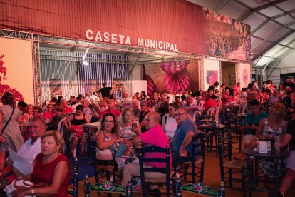 No había una mesa libre en la Caseta Municipal.