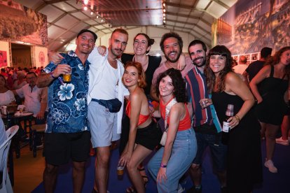 Ángela, Javier, Tania y Ana con sus amigos en una gran noche de fiesta.