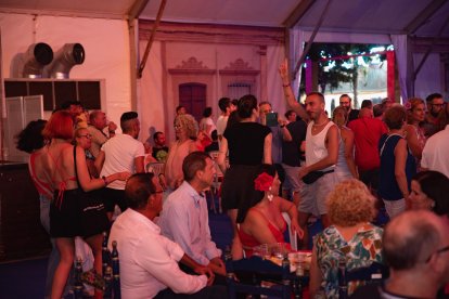 Jóvenes y mayores se reunieron en la Caseta Municipal.