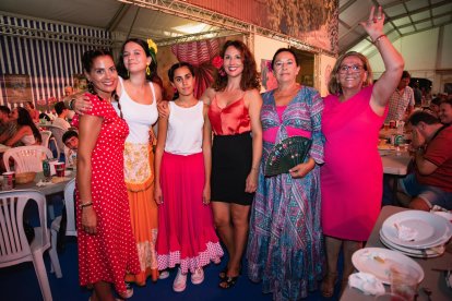 Jennifer, Claudia, Nayara, Belén y Carmen estuvieron bailando y disfrutando el sábado noche.
