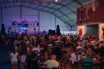 La gente disfrutó de las actuaciones en la Caseta Municipal.