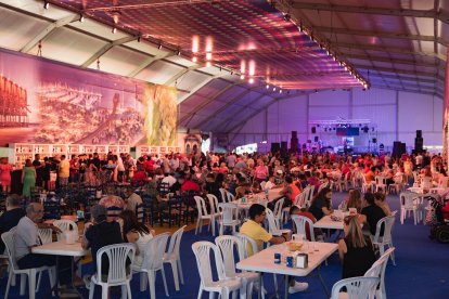 No había apenas mesas libres en la Caseta Municipal.