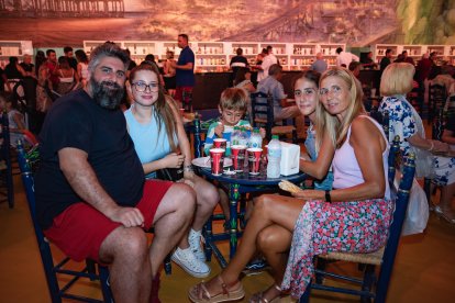 Diego, Diego Jr, Ana, Luis, Juani y María lo pasaron en grande el sábado noche.