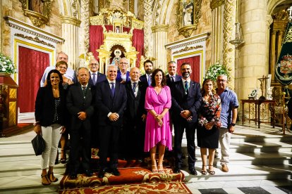 Parte de la corporación municipal y de la junta de gobierno de la Hermandad de la Virgen del Mar, junto al pregonero.