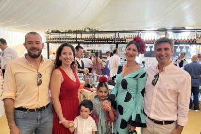 Enrique de la Mata, Carmen García, los pequeños Alejandro y Paula, Isate García y Fran Alonso.