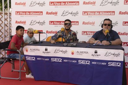 Rafa, Santi y Antonio de Quero, tres flamencos que demostraron su arte en directo en el programa Hoy por Hoy de la Cadena SER, dirigido por Alfredo Casas.