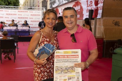 Carmen María Iribarne y Sergio Valverde, de Barcelona, posan con el abanico que regalaba La Voz de Almería.