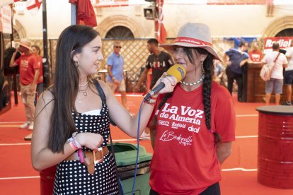 Helena Sánchez es la enviada especial del Hoy por Hoy Almería durante esta feria para hablar con los visitantes del ambigú