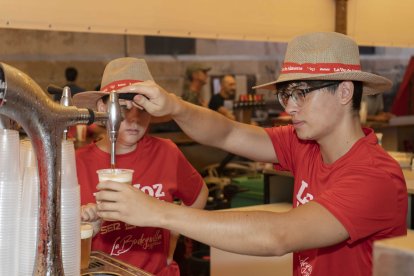 A todo gas atienden los camareros del ambigú de la Plaza Pablo Cazard