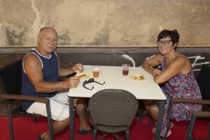 José Ángel y Dolores, desde Lyon, en Francia, hasta la Feria de Almería.