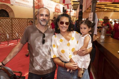 Pablo Muñoz, María José Alonso y la pequeña Lola.