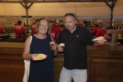 Helen y Lyndon, dos ingleses disfrutando del mediodía en el ambigú de La Voz de Almería.