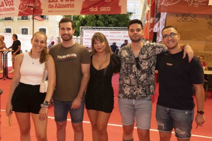 Andrea, Fernando, Mariló, Diego y Jorge pasándolo bien en el ambigú de La Voz