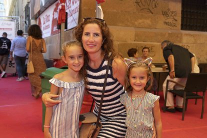 María Teresa Pascual y las pequeñas Carmen y María Fernández, se llevaron el Premio a Mejor Foto Infantil. Ganaron unos vales para visitar el Aquarium de Roquetas de Mar.