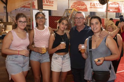 Alma Muñoz, Sara Liriano, Sara Magaña, Marta Magaña y Manuel Magaña pasándolo bien en el mediodía