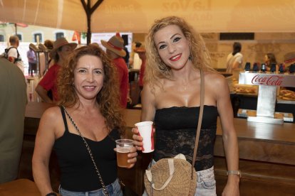 Mónica y Carmen, amigas pasándolo bien en el ambigú de La Bodeguilla de Burana