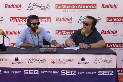 Álvaro Hernández contándole a Alfredo Casas lo mejor del pregón de la Virgen del Mar