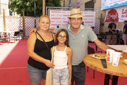 Lucía, Félix y Erica eligieron la Plaza Pablo Cazard para su feria del mediodía