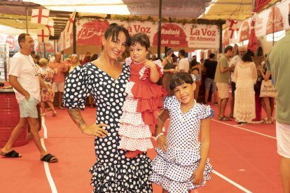 Valeria, Leyre y Arya, con el outfit más indicado para la Feria. Ganaron el Premio a Foto de Feria con más Color y se llevaron un vale de 50 euros de Almericolor.