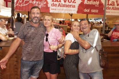 Manuel, Cristina, Adriana y Tijeras lo pasaron muy bien en la barra de La Bodeguilla de Burana
