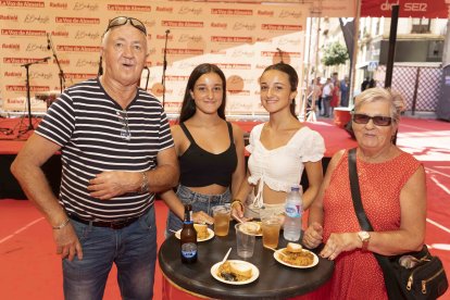 Hucho, Nerea, Laura y Fina, disfrutando de la Feria del Mediodía en familia en el ambigú de La Bodeguilla de Burana y La Voz de Almería.