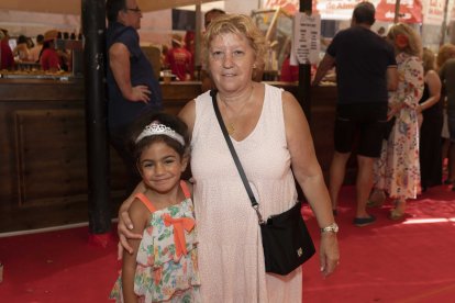 África con su abuela en el ambigú de La Voz de Almería.