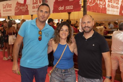 Cristian, Toñi y Andrew, que residen en Aguadulce.