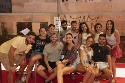 Este numeroso grupo de jóvenes llegó desde Albacete para celebrar el cumpleaños de su amiga en la Feria de Almería. Como regalo, Alicia se llevó el Premio a Sonrisa de la Feria, que es una limpieza dental gratis en Clínica Dental Arcos.