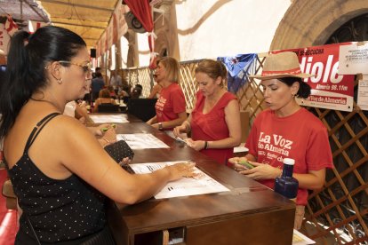 Sacando tickets, una de las tareas más importantes de la feria del mediodía