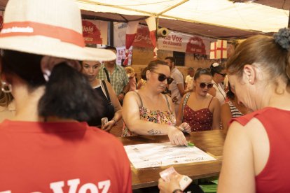 En la taquilla de los tickets no se deja de trabajar hasta que se apaga la plancha.