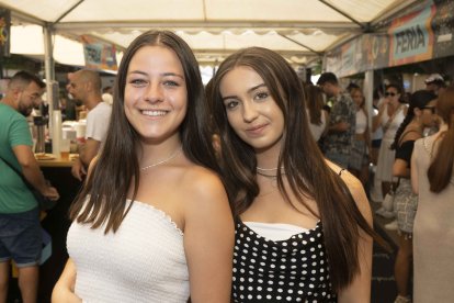 Laura Rodríguez y Helena Sánchez, amigas que disfrutan de la Feria del Mediodía.