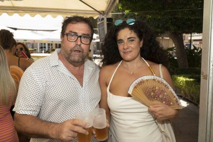 Cristóbal Arquero y Antonia Martínez, luciendo abanico y bebida para estos días de fiestas.