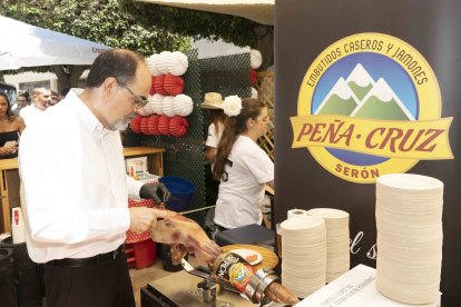 Demostración del corte de jamón Peña Cruz en \'La Marimorena\', en plena Plaza Virgen del Mar.