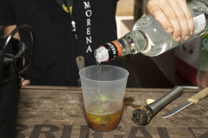 Proceso de elaboración del mojito del kiosko de \'La Marimorena\'.