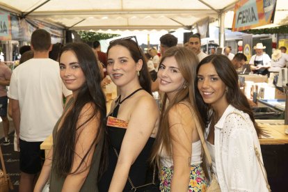 Rosa Matarin, Maina López, Diamela Mariscal y María José Salmerón, amigas que disfrutan del segundo día de Feria.