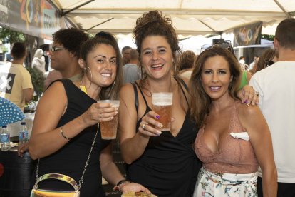 María del Mar León, Cristina Kreller y Ana Belén González, luciendo bebida de cara a las fiestas.